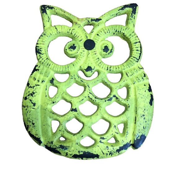 Pair of Vintage Distressed Cast Iron Owl Trivets One Yellow / One Green - Picture 3 of 4